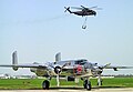 North American B-25 und ein CH-53 Transporthubschrauber